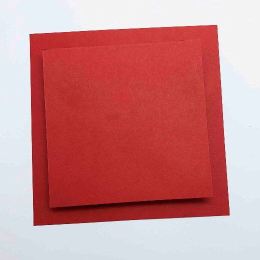 Et nyt firkantet rødt kort er blevet skåret og limet på bagsiden af ​​trekantsektionerne for at holde dem på plads
