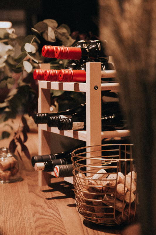Étagère de bouteilles de vin pour une dégustation verticale