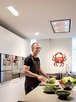  Hamburg
- Seit November 2018 begrüßt Robert Stolz Gäste in seiner eigenen Küche. © Robert Stolz