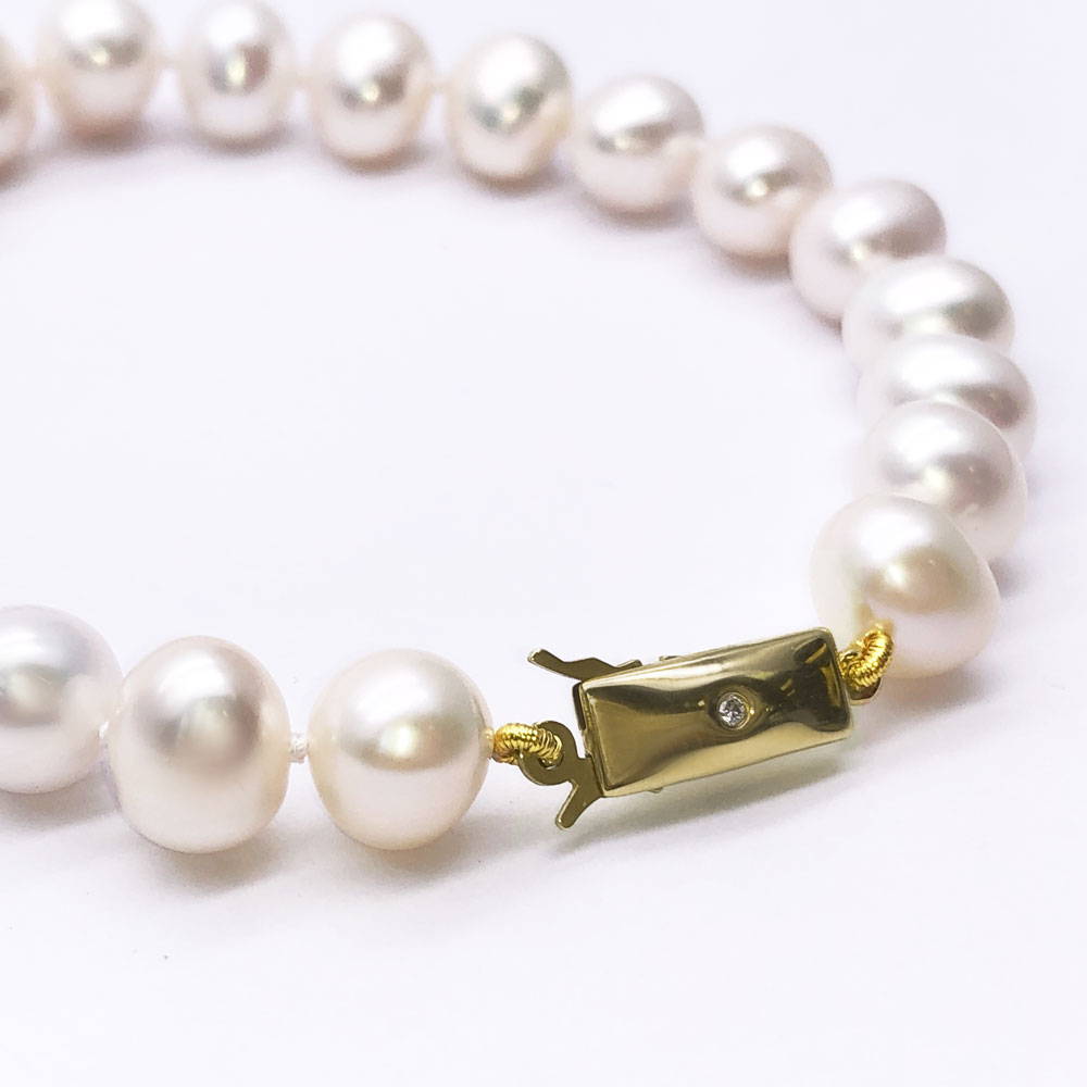 perles blanches enfilées