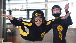 hurricane factory berlin kind beim schweben