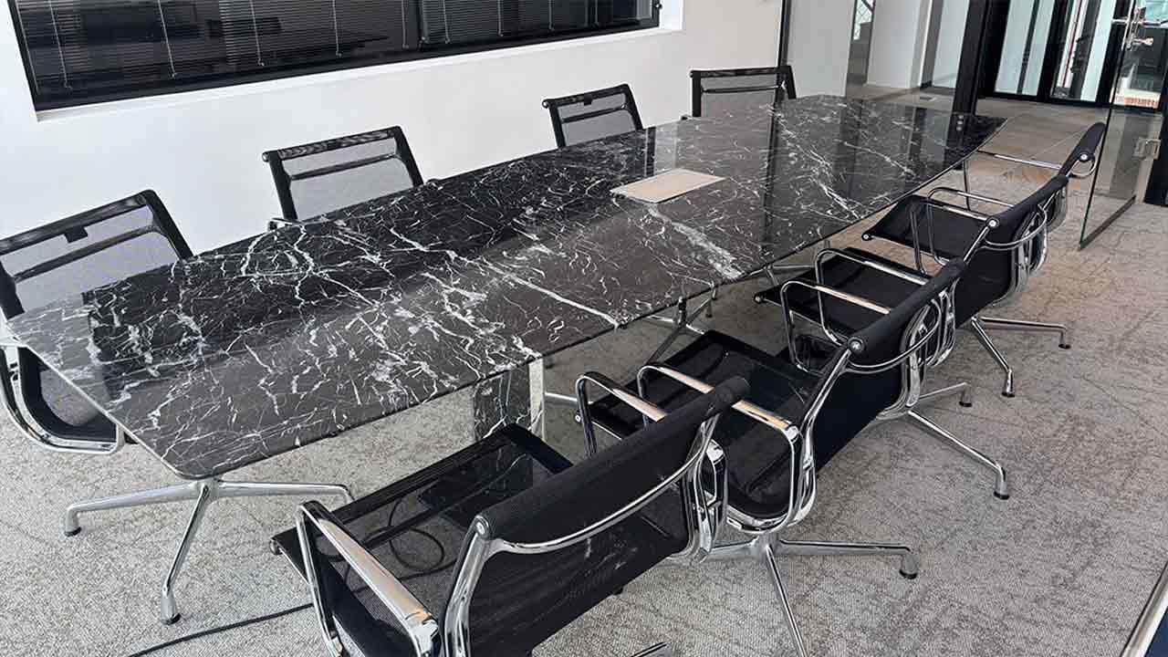 Konferenztisch mit Technik Netbox - Hdmi - USB - Stecker