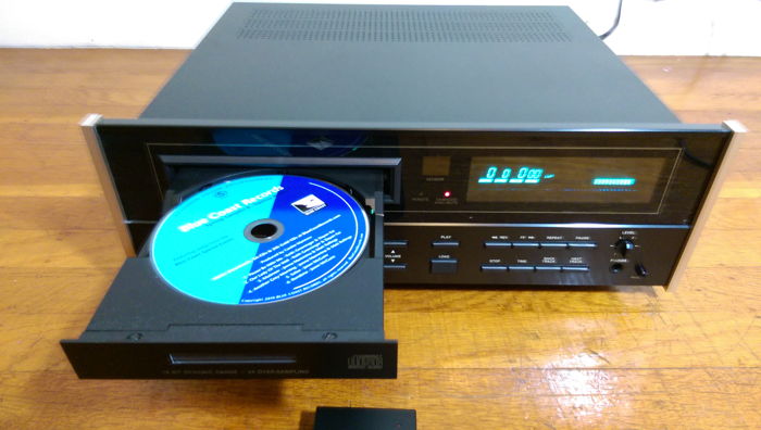 McIntosh MCD7007 CD player with Remote & Box