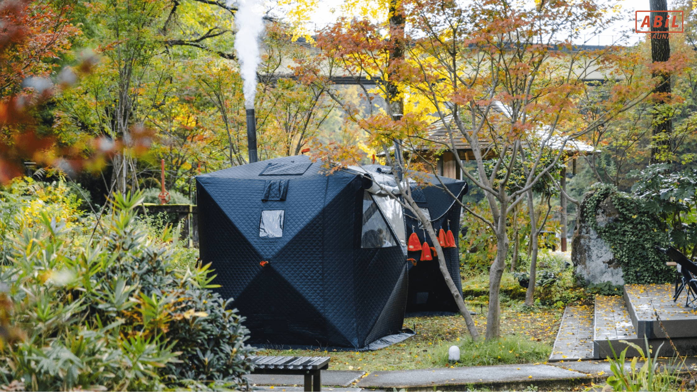 秋の大自然に囲まれて設営されたABiLテントサウナの外観