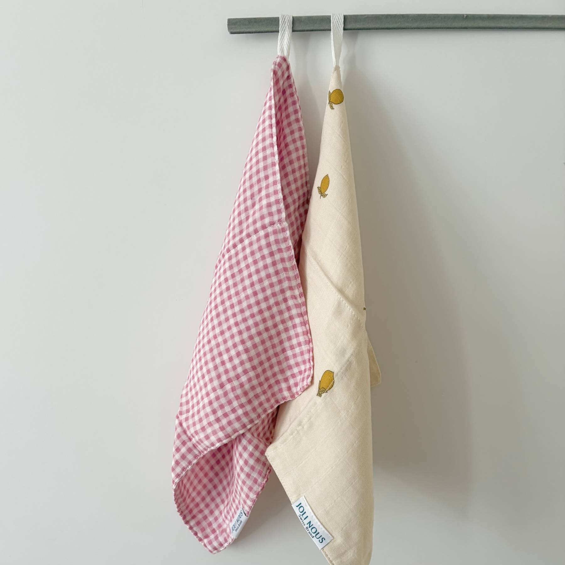 duo mini lange qualité bébé raffiné coeurs rouges pour bébé et enfant, en coton doux et bambou et respirant, certifié OEKO-TEX, idéal pour compléter une tenue d'enfant chic et confortable