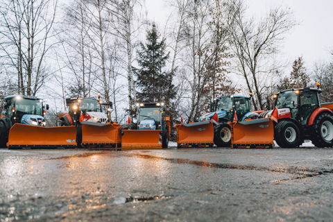 Winterdienst-Fuhrpark mit Räumfahrzeugen und Schneepflügen