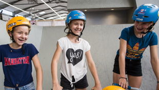 playground skatehalle aurich kinder auf rollern rz