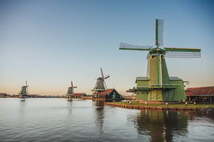Giethoorn, Afsluitdijk & Zaanse Schans Day Tour with Hotel Pickup