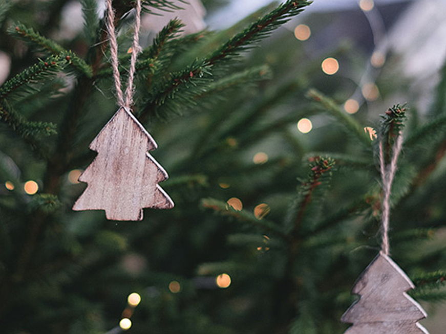  Costa Adeje
- How to preserve the tradition of the festively decorated Christmas tree in a more sustainable way. Find out more about this in our new blog post!