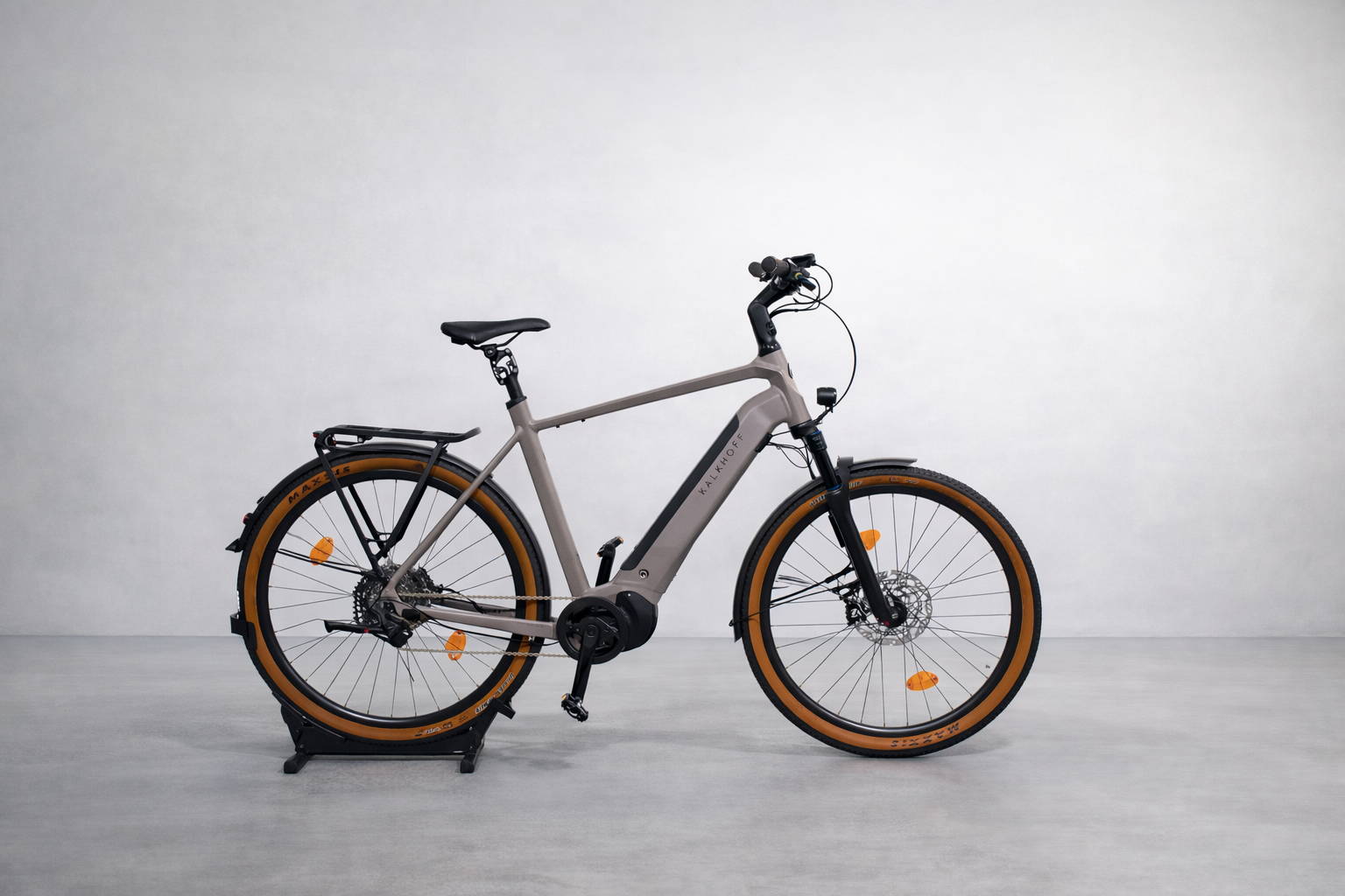 Kalkhoff Entice 5.B Advance+ ABS e-bike met Bosch Performance Line CX middenmotor, geïntegreerde accu en bruine banden, zijaanzicht in neutrale studio voor review.