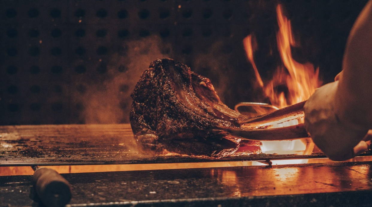 link between meat and inflammation: steak on the grill