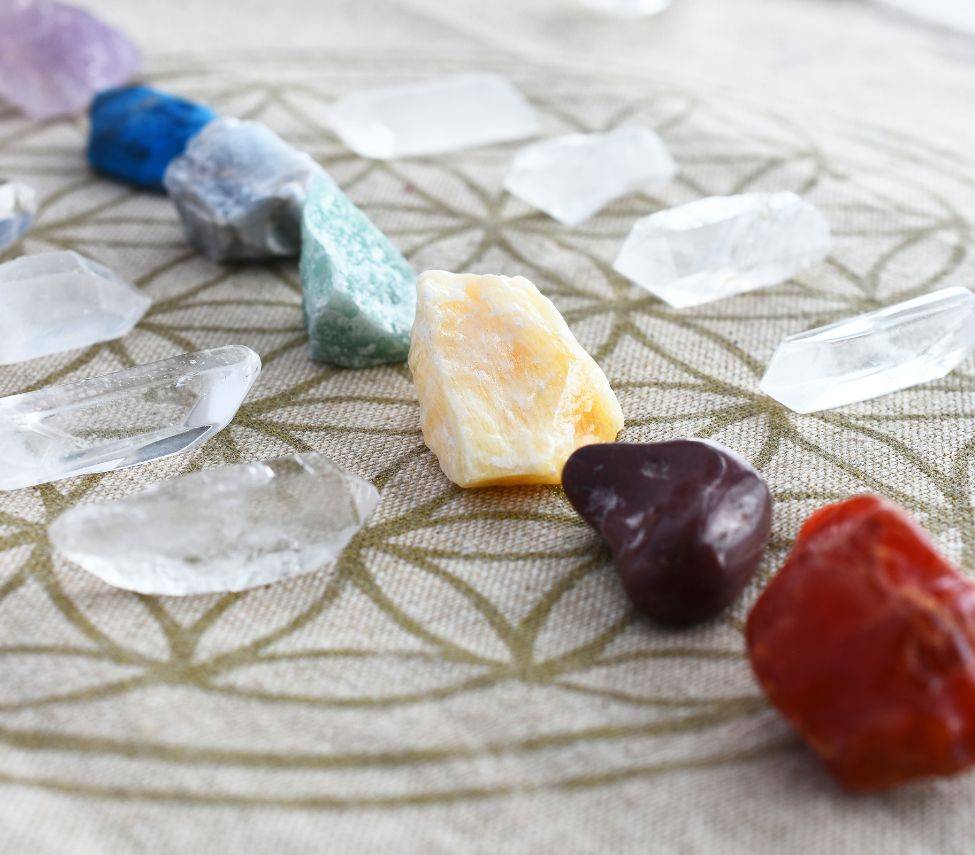 Découvrez les secrets de l'équilibrage des chakras avec notre guide complet. Explorez les pierres, les pratiques et les conseils pour harmoniser vos énergies. Reconnectez-vous à votre bien-être intérieur.
