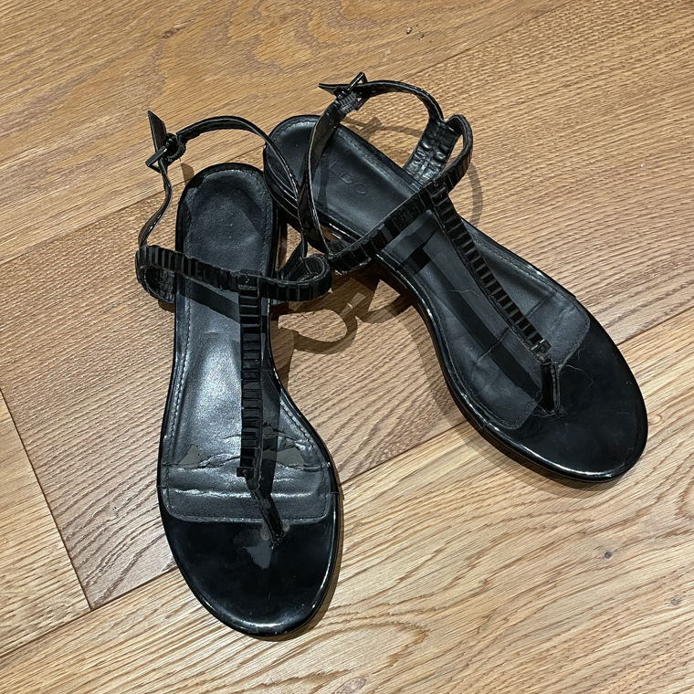 Sandal in black with stone