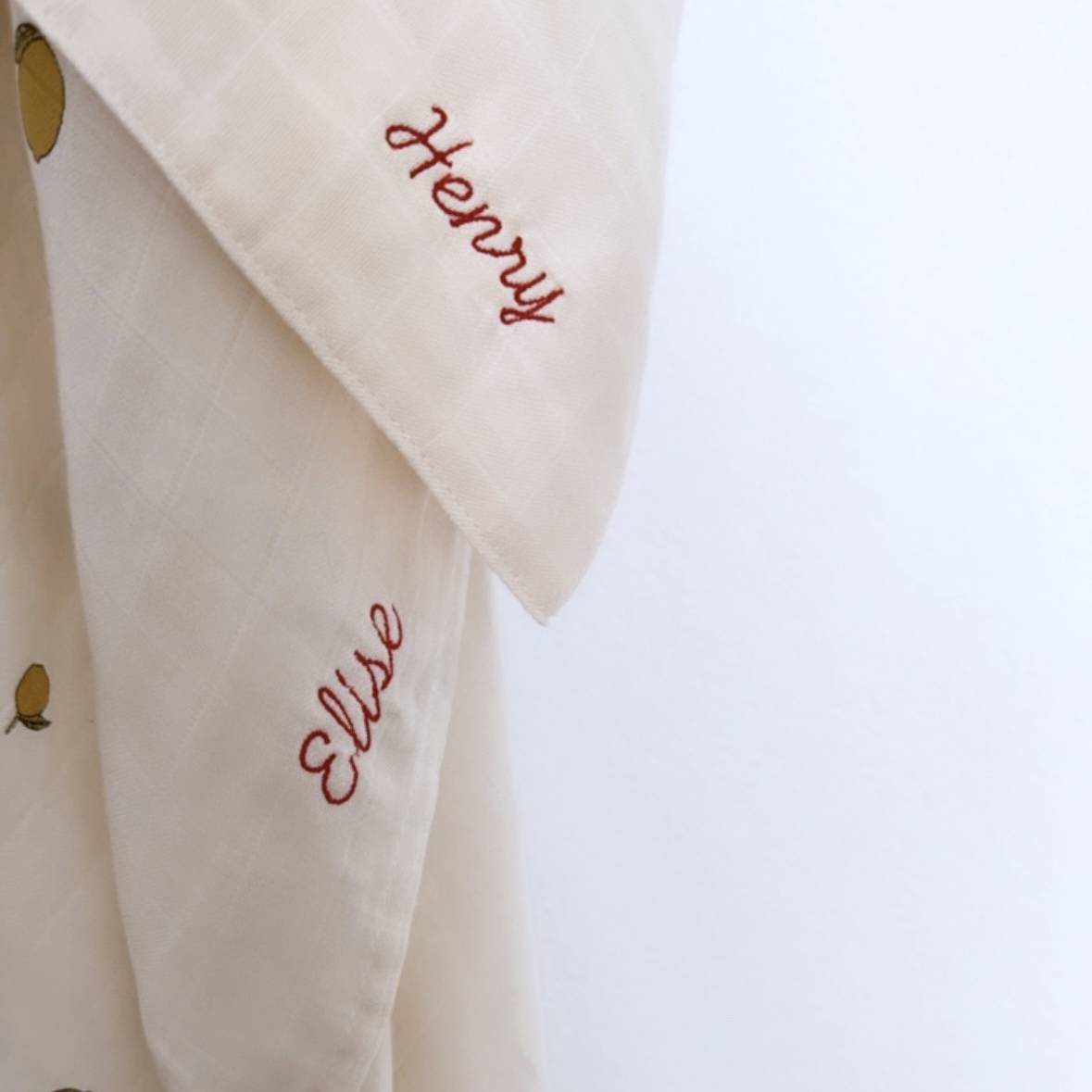 Attache-tétine personnalisation élégant de la marque suisse 'Joli Nous', un accessoire premium pour bébé, alliant design raffiné et qualité exceptionnelle