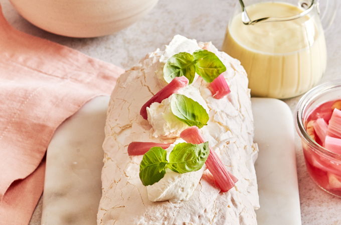 188_2_FR_Pavlova roulee a la rhubarbe et au mascarpone_Credit Jean Michel Poirier.jpg