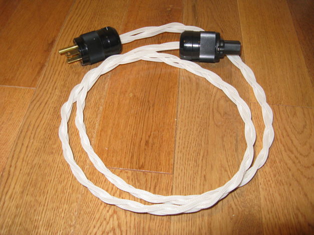 Black Mountain Cable Peak Gold Power cable 1.5 meters