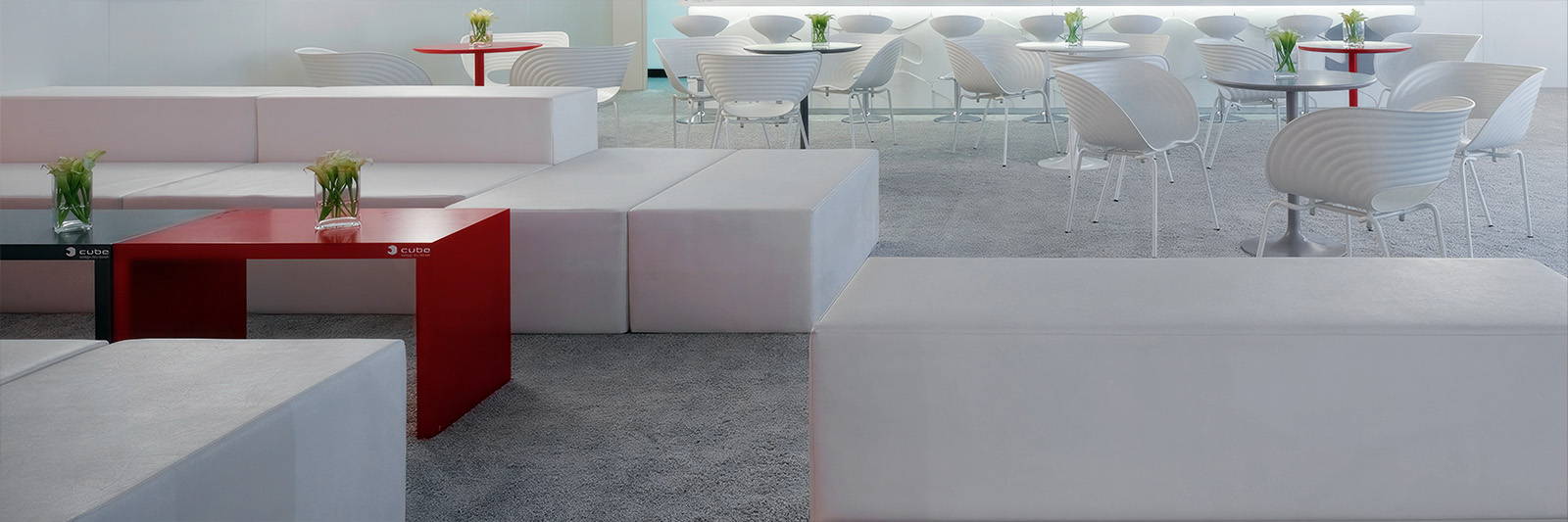 Lounge Sitz mieten mit Beistelltisch und Tische mit Stühlen