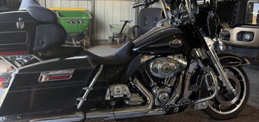 2010 HARLEY-DAVIDSON FLHTCU ULTRA CLASSIC ELECTRA GLIDE (BLACK) motorcycle for rent near DECATUR, TX