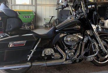2010 HARLEY-DAVIDSON FLHTCU ULTRA CLASSIC ELECTRA GLIDE (BLACK) motorcycle for rent near DECATUR, TX