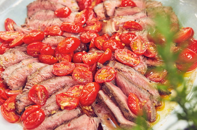 Biftecks à l’ail grillé et tombée de tomates cerises