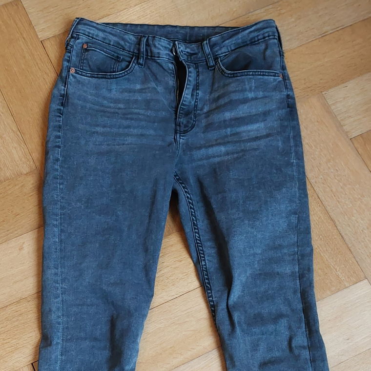 Graue Jeans