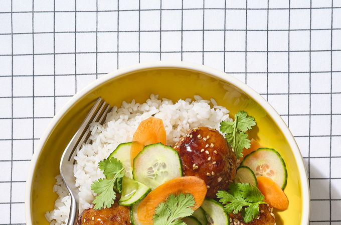 Boulettes de porc au sésame, salade de concombre