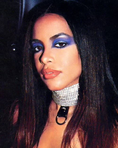 La chanteuse Aaliyah portant un large choker à strass 