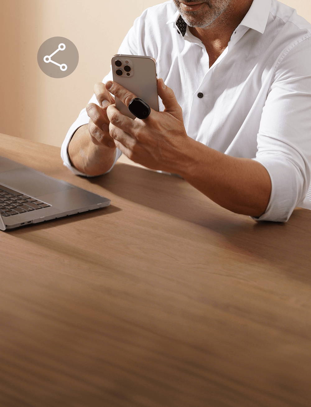 Man using Wellue O2Ring-S smart ring to view real-time oxygen level report