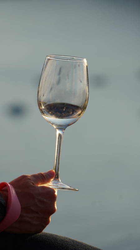 verre de vin tenu par le socle du pied