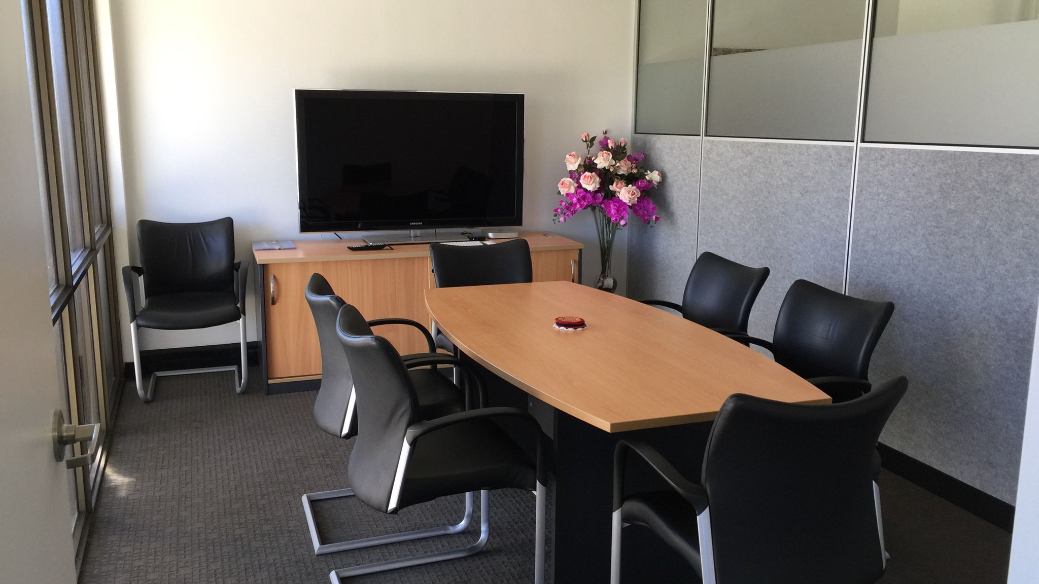Small meeting room - perfect for six | SpacetoCo