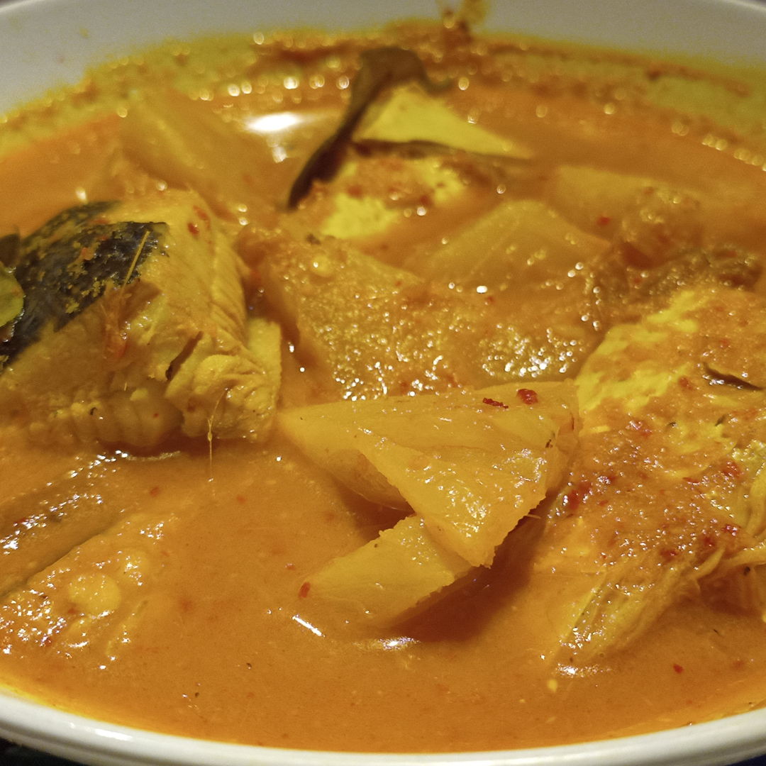 Instead of prawn, we use sting ray to cook this dish using this recipe. Turn out to be very delicious. Love the tangy, sweet, sour, spicy taste all in a single dish.