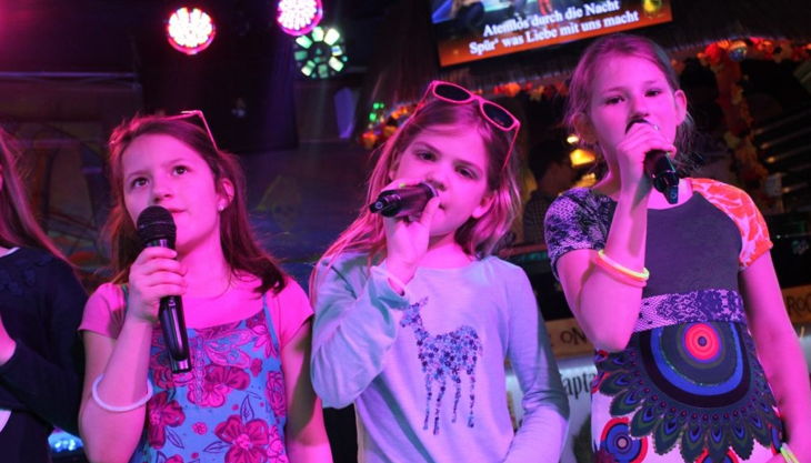 green mango kinder singen im licht