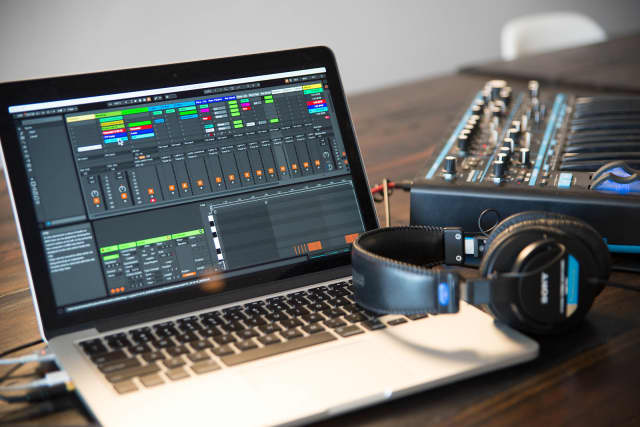 ableton live 10 standard vs logic pro x