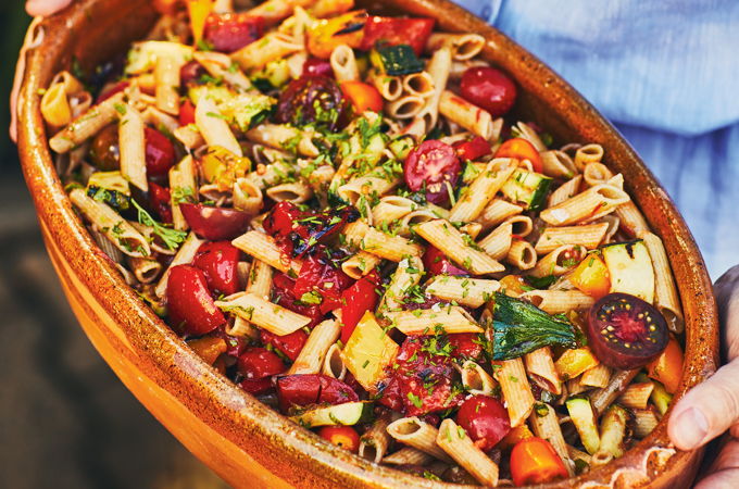 Salade de pâtes aux légumes grillés et vinaigrette à la tomate