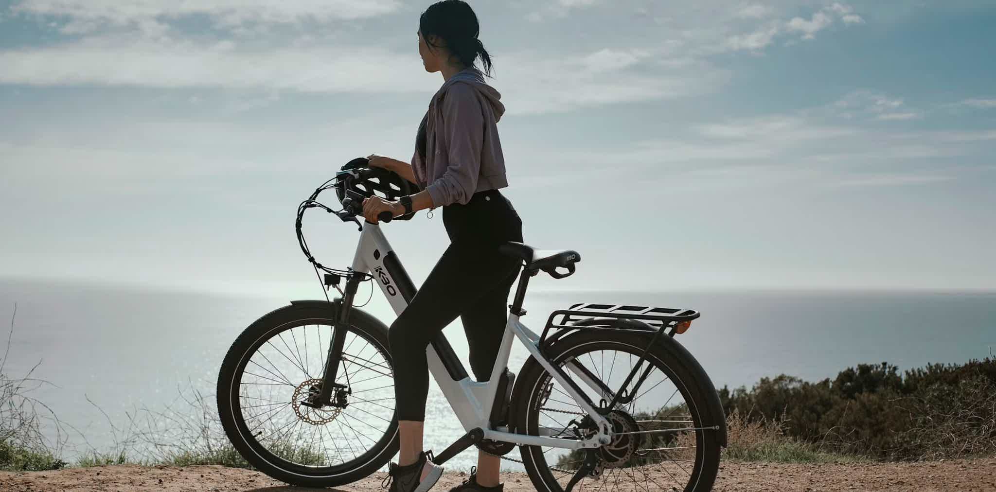 Imagen de recurso de una persona sobre una bicicleta eléctrica.