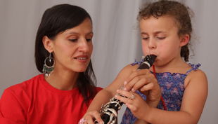 das klingende museum berlin kind spielt flöte