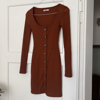 New minimalistic fitted dress in kardashian brown