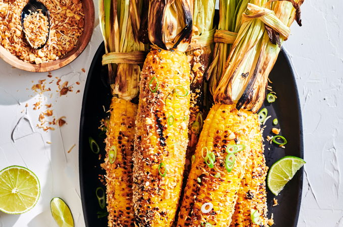 Épis de maïs grillés à la noix de coco et aux arachides