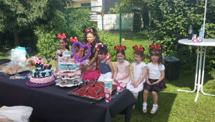 clown lucy gruppenfoto draußen