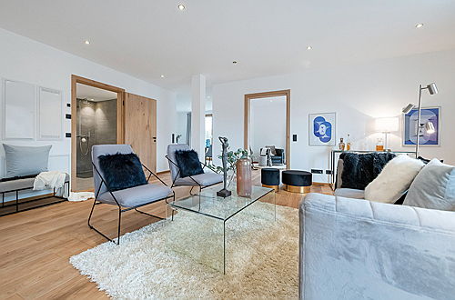  Freising
- Passende Möbelstücke in hellen Farben und schicke Accessoires werten die Atmosphäre des Wohnzimmers deutlich auf.