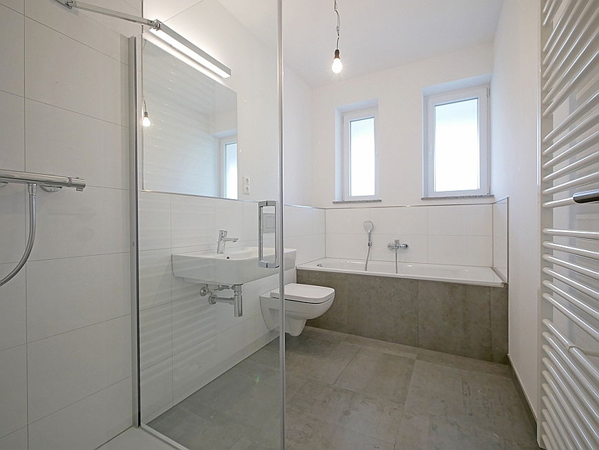  Bochum
- Badezimmer mit Dusche und Badewanne