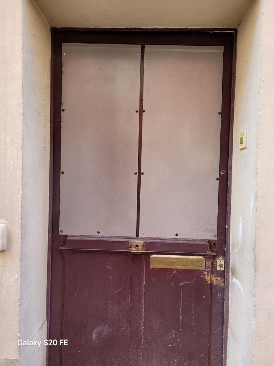 Porte d'entree d'immeuble a impostes en ferronnerie et vitrage anti-effraction — photo 5