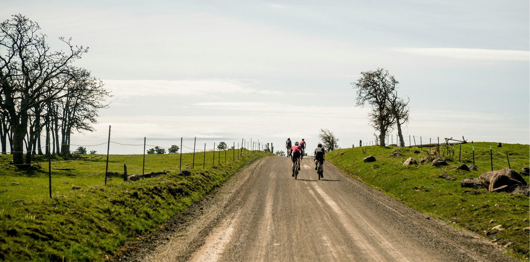 mujer usando bicicleta electrica de gravel