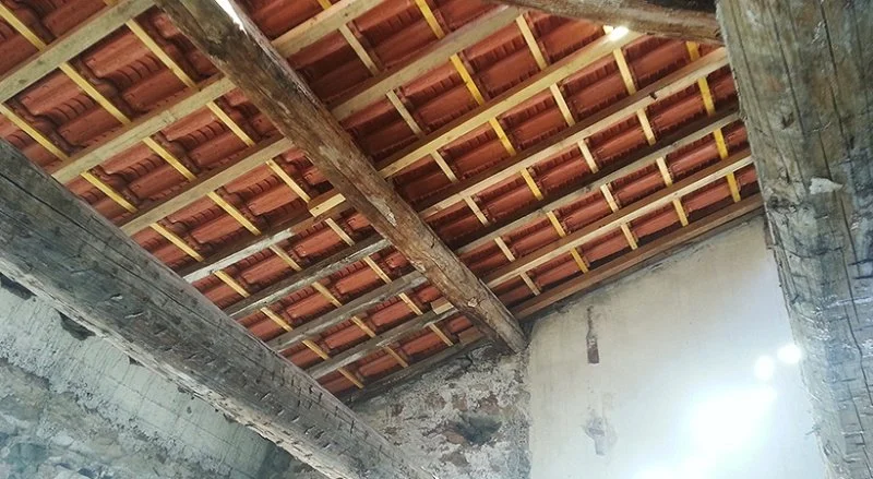 Couverture en tuiles romanes sur charpente traditionnelle à Cannes-la-Bocca — photo 6 sur 9 — CEG TOITURE