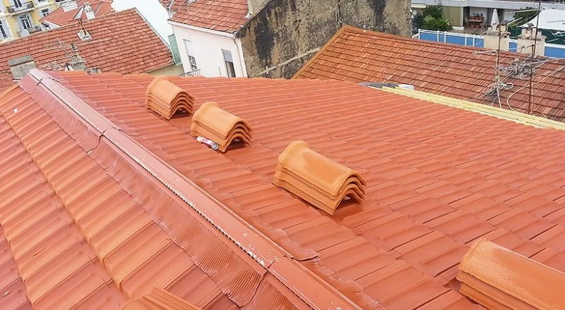 Pose de tuiles de Marseille sur une résidence neuve à Antibes — photo 10 sur 18 — CEG TOITURE