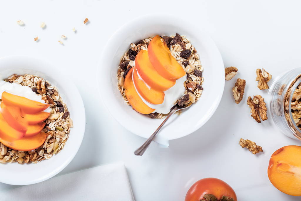 food fotografie kom yoghurt met perzik en muesli