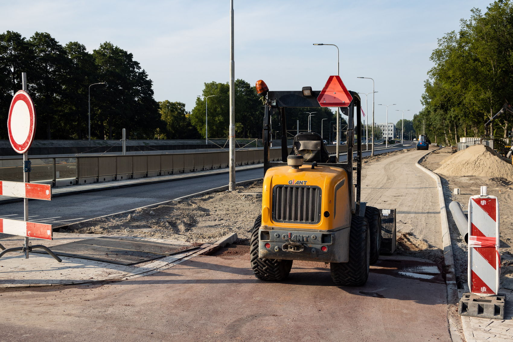 Werk in uitvoering aan de fietspaden langs de Beneluxbaan. We houden het spannend tot het laatst... Vanavond rond circa 22.00 uur gaan ze open. Werk in uitvoering aan de fietspaden langs de Beneluxbaan. We houden het spannend tot het laatst... Vanavond rond circa 22.00 uur gaan ze open.