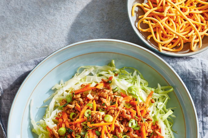 Nouilles de chou et porc au gingembre (<i>egg rolls</i> dans un bol)