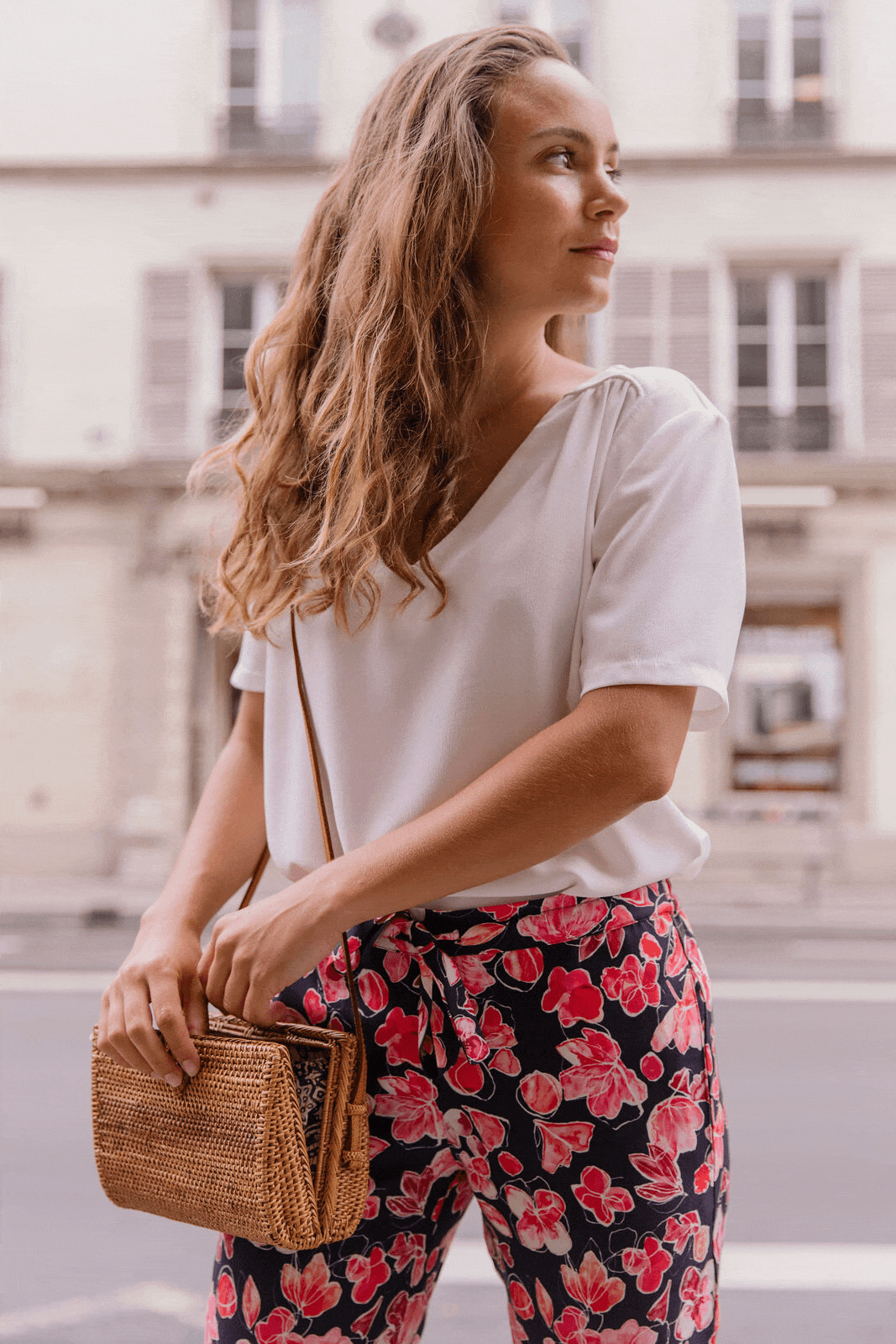 Nêge Paris – Pantalon de pyjama Encore un Soir avec un fond bleu nuit orné de détails floraux et fruités dans des coloris roses et rouges porté avec un top blanc