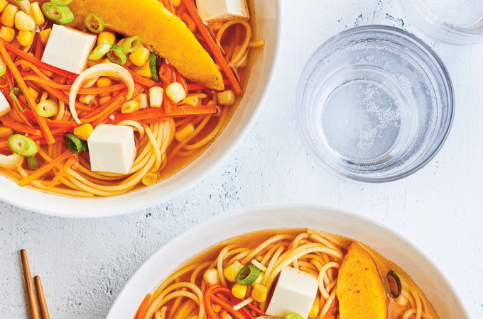 Soupe-repas aux nouilles, à la courge et au tofu